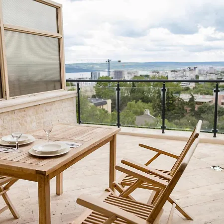 Stylish Flat With Balcony & Views - Briz, By Flat Mаnаger * Warna
